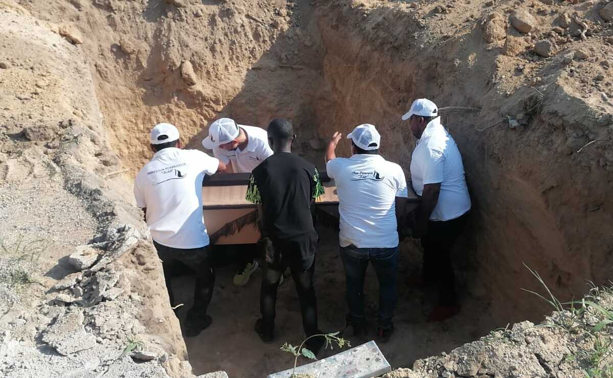 Sepultan en Ixtepec los cuerpos de 4 migrantes africanos fallecidos en accidente en carretera de Oaxaca. Foto: