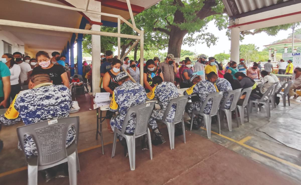 Desorden y 17 horas de espera : Vacunación universal en pueblos de Oaxaca rebasa a militares