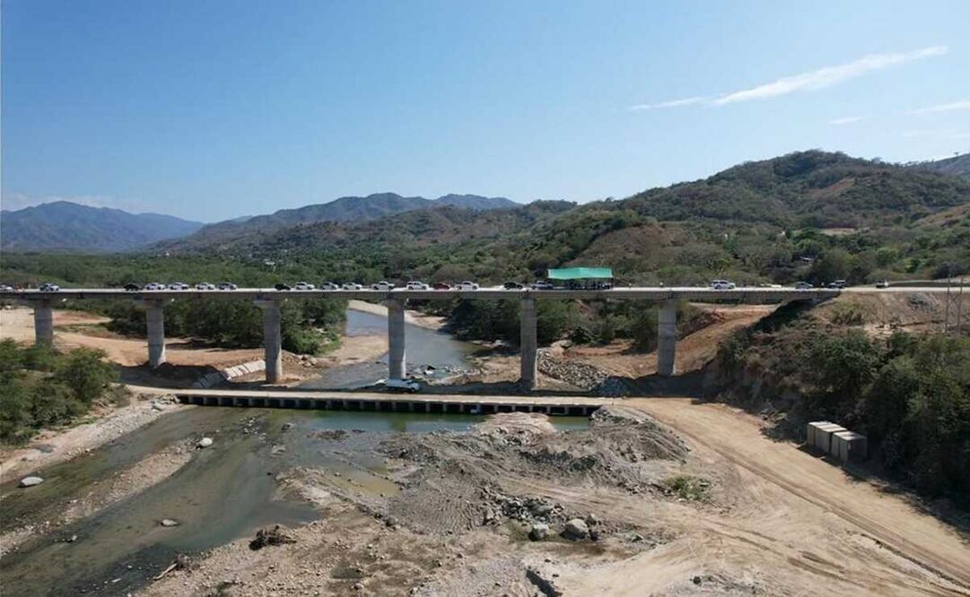 Supervisa Jara autopista a la Costa de Oaxaca: reporta avance de 87.5% y calcula 6 meses para concluirla. Foto: Especial