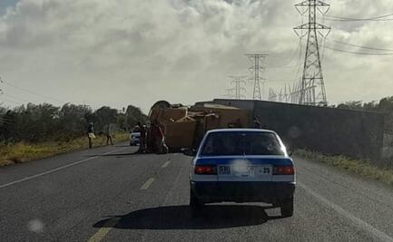 Suman cuatro volcaduras de tráileres por fuertes vientos en La Ventosa, Oaxaca