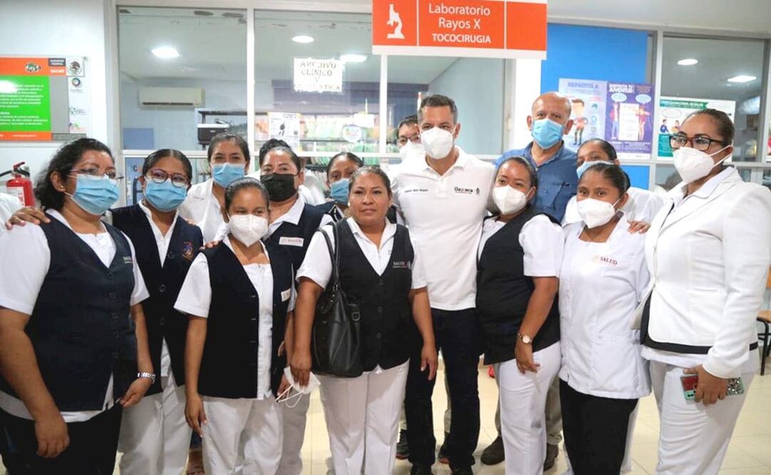 Recorre Murat unidades médicas afectadas por huracán Agatha en Istmo y Costa de Oaxaca. Fotos: Especiales