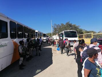 Caravana "Éxodo de la Pobreza" acusa engaño del INM: de Oaxaca los llevaron a garita migratoria