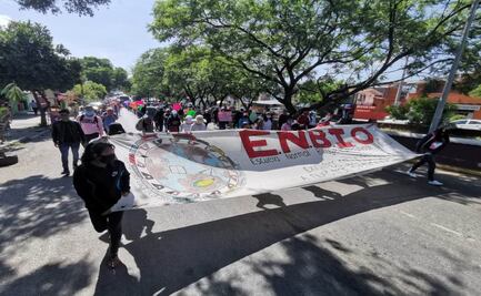 Protestan normalistas para pedir espacios a aspirantes que no presentaron examen en línea