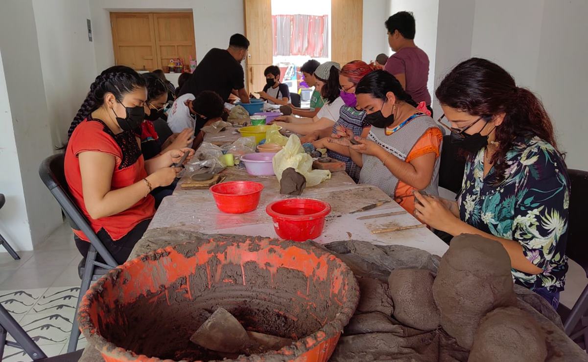 Con taller de barro en Oaxaca, buscan acercar a los niños al extinto oficio de la alfarería en Juchitán. Fotos: Roselia Chaca