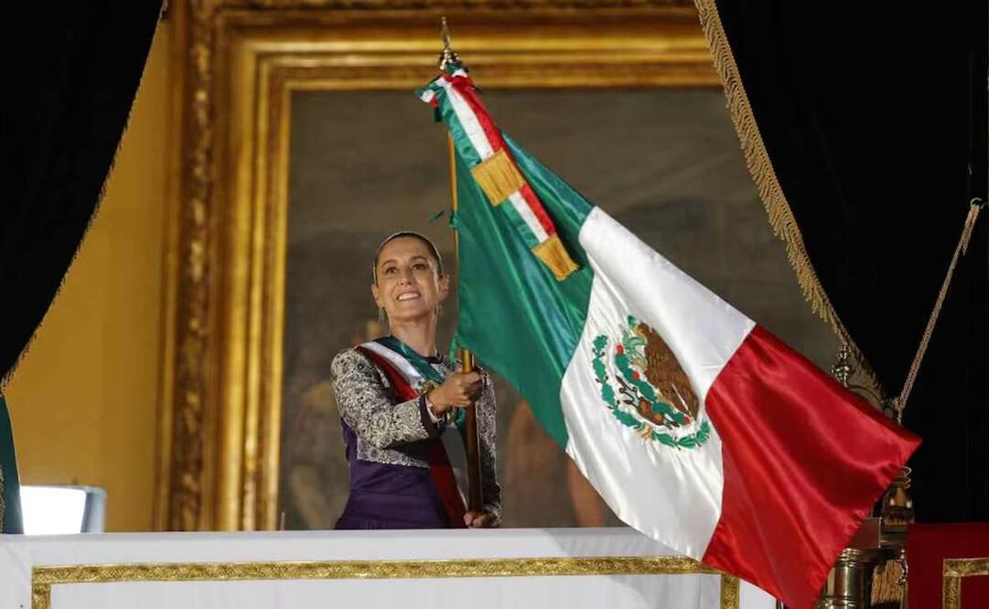 Ante un Zócalo lleno, la presidenta Claudia Sheinbaum ondea la bandera de México tras dar el Grito de Independencia. 15 de septiembre 2025 / Foto: Diego Simón. EL UNIVERSAL