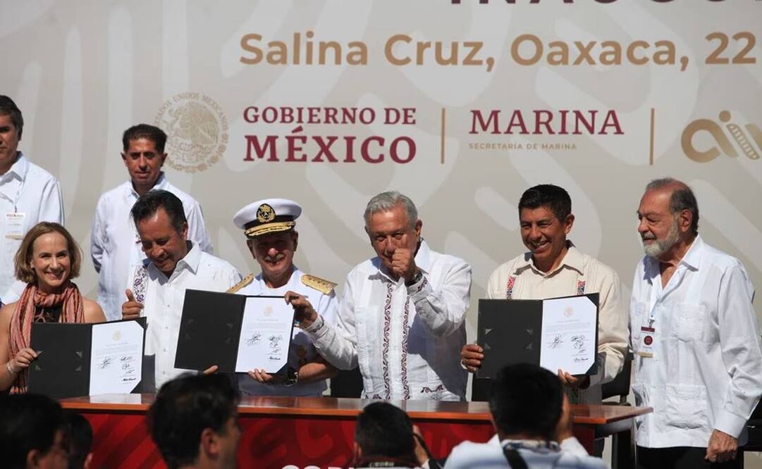 Acompañado por Slim y Ken Salazar, AMLO inaugura el Tren Transístmico en Oaxaca. Foto: Edwin Hernández