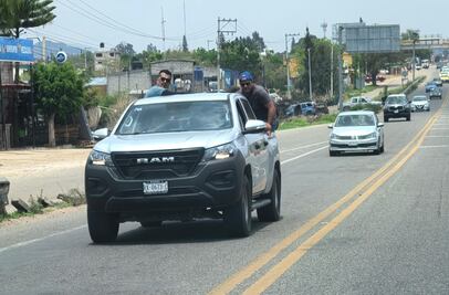 Se enfrentan pobladores de Mitla y maestros de la Sección 22 por bloqueo carretero en Oaxaca  