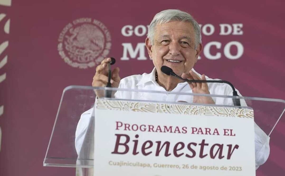 "Van a decidir padres y madres de familia, no los gobernantes", dice AMLO desde Oaxaca sobre los libros de texto. Foto: Especial
