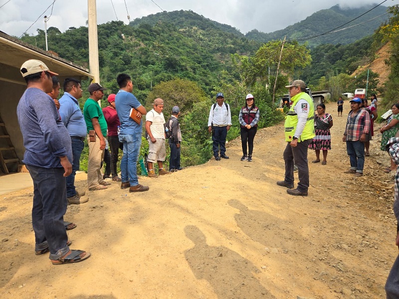 Evacúan a 47 personas en localidad de Oaxaca por el riesgo de desplome de viviendas por deslizamiento de ladera