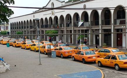 Taxistas de Tuxtepec bloquean accesos del palacio municipal, para evitar liberación de mototaxis irregulares