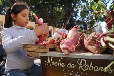 Niños y niñas comparten la tradición de la Noche de Rábanos en Oaxaca