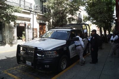 Acusan discriminación de café en Oaxaca por usar menús en inglés; policía estatal resguarda lugar tras reclamos en redes