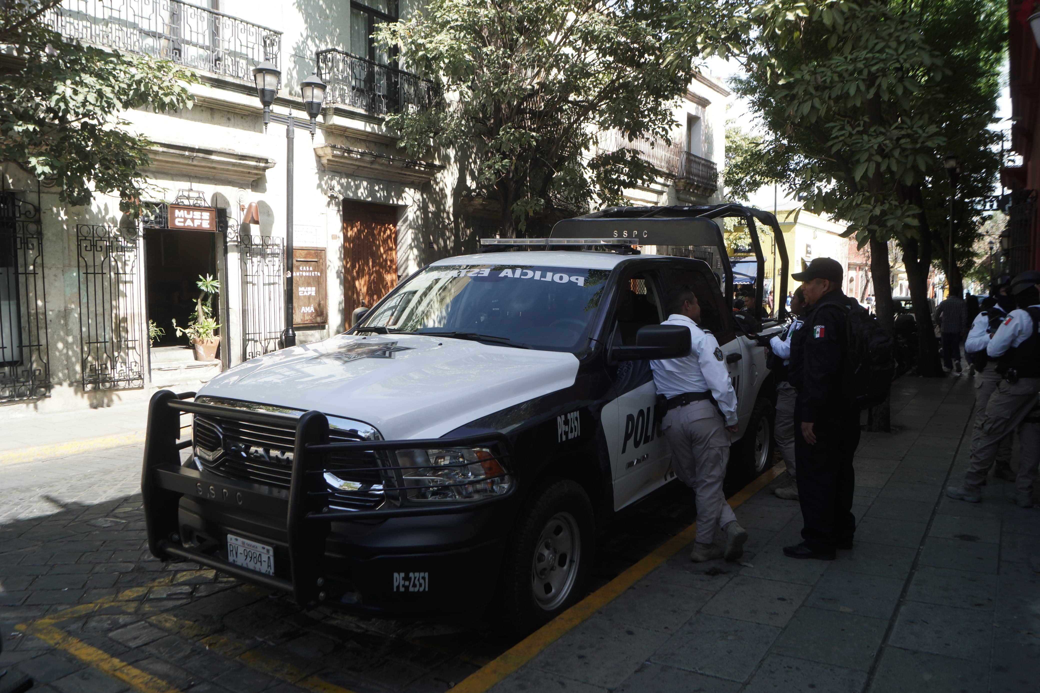 Acusan discriminación de café en Oaxaca por usar menús en inglés; policía estatal resguarda lugar tras reclamos y protestas en redes. Foto: Edwin Hernández