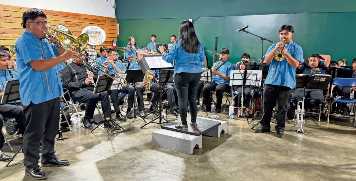Hijos de migrantes protestan con música. Foto: Especial