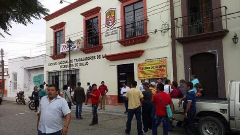 Ediles desalojan con violencia sindicato de Salud; trabajadores protestan