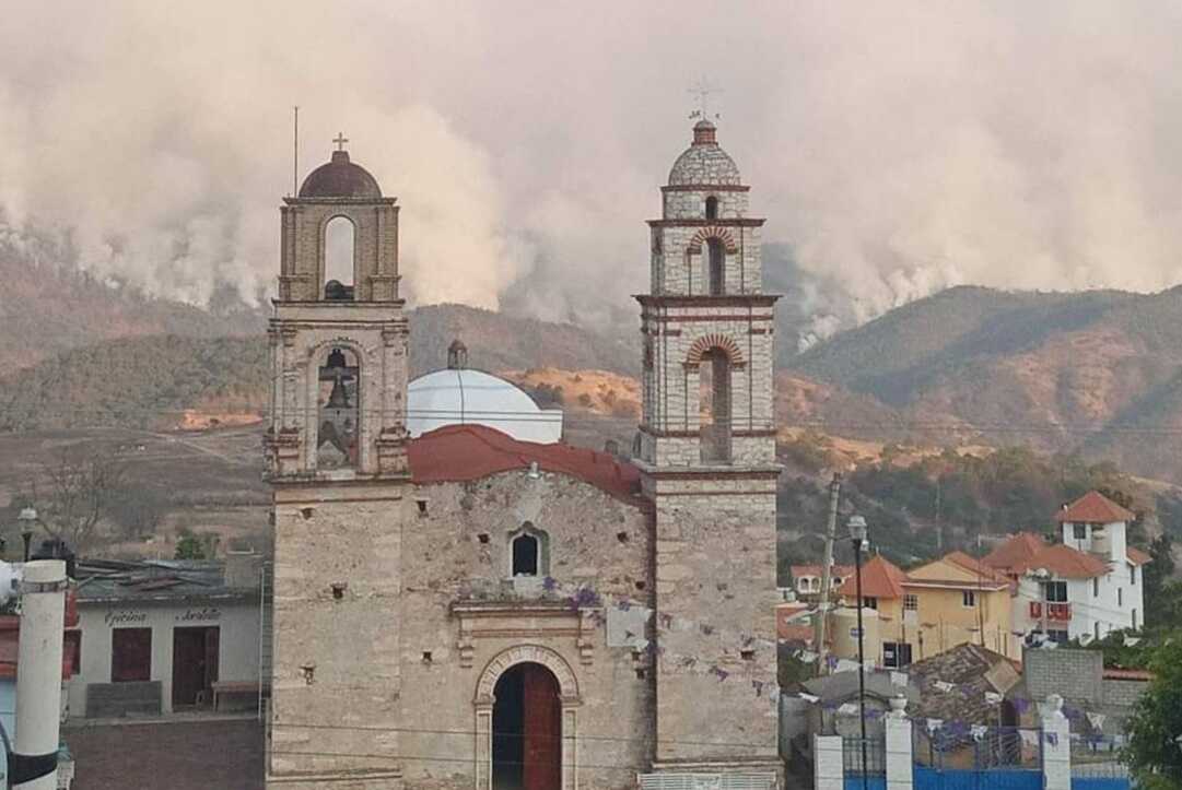 Incendio en bosques de la Mixteca de Oaxaca avanza a área protegida de Tindú; pobladores piden auxilio