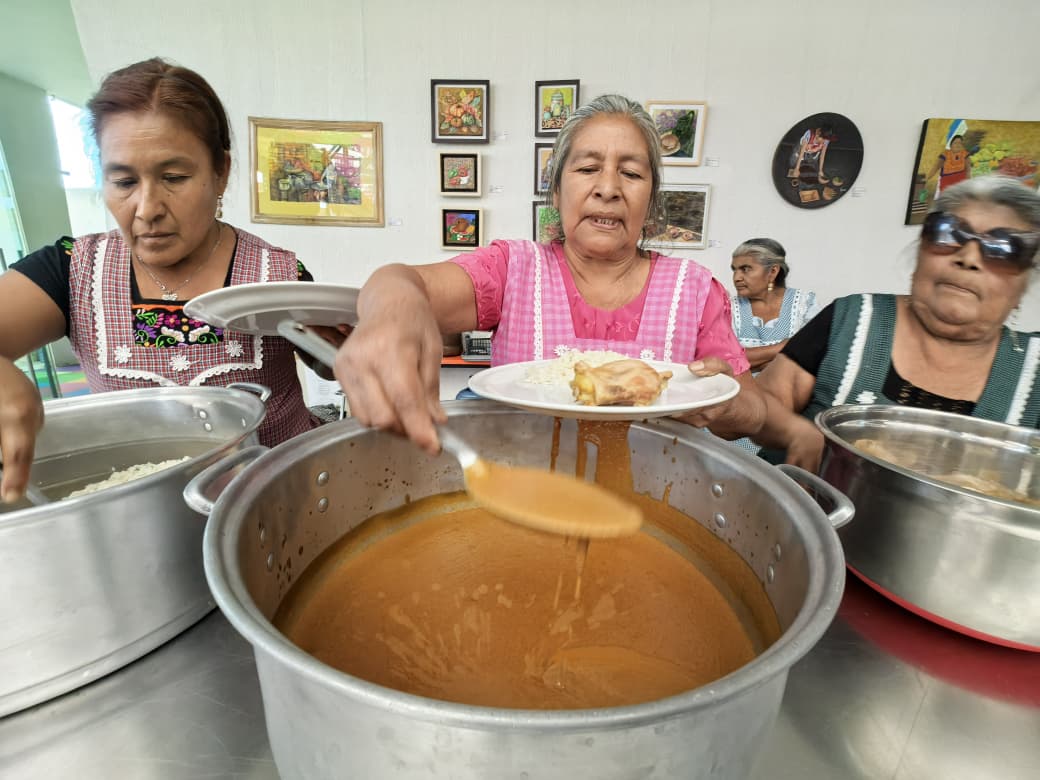 Reconocen a las "comideras" de Tlalixtac por preservar la cocina tradicional de Oaxaca  