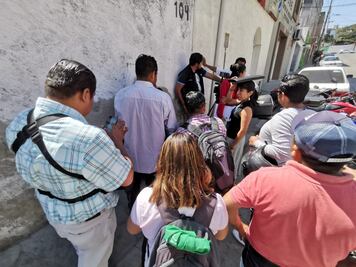 Agreden manifestantes a reporteros en Tribunal Agrario; hay 11 heridos