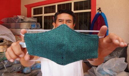 Cubrebocas de telar, la opción para que la pandemia no mate la actividad artesanal en Mitla