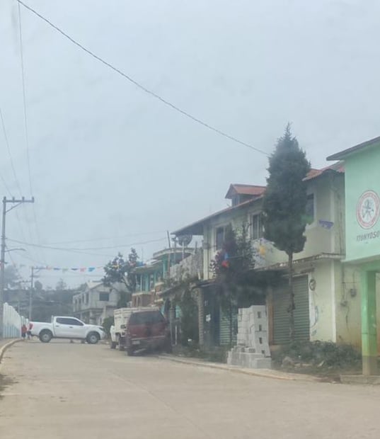 Imagen de la camioneta del ayuntamiento de San Martín Itunyoso con la que se trató de impedir el ingreso de elementos de seguridad para la búsqueda de la joven Roxana
Foto: Especial