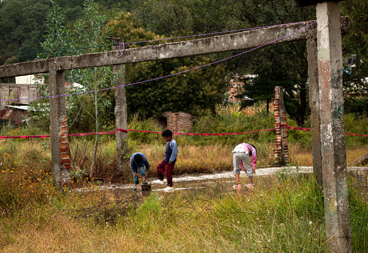 Desplazados en la Mixteca de Oaxaca denuncian muerte de niña de 3 años con desnutrición; claman alimentos. Fotos: Juana García