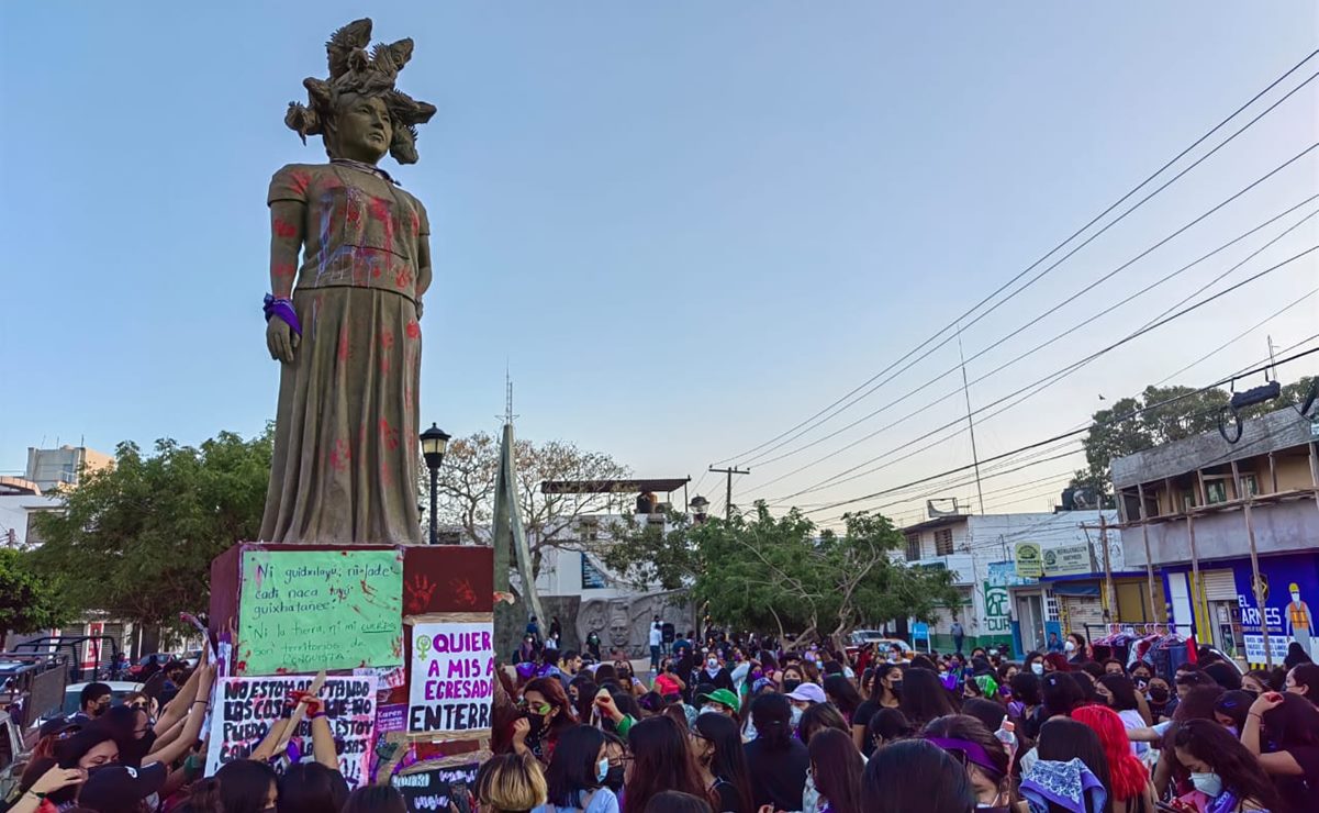 Marchan zapotecas en el “Juchitán feminicida”, la ciudad más violenta para las mujeres en Oaxaca. Foto: Roselia Chaca