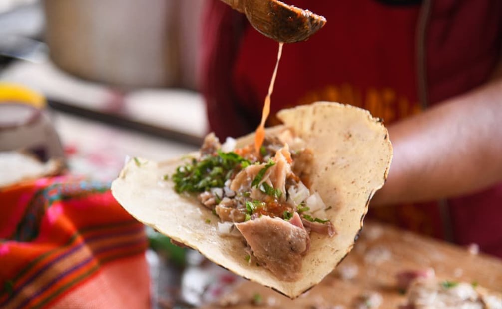 Barbacoa de borrego, el platillo tradicional de la Mixteca de Oaxaca. Foto: Gobierno de México