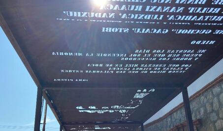 Con luz y sombra, proyectan arte y poemas zapotecas en una vieja estación de ferrocarril