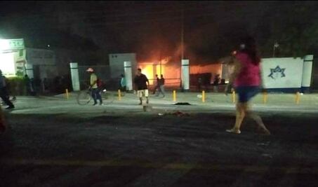 Habitantes de Tehuantepec queman comandancia en intento de linchar a 22 presuntos asaltantes