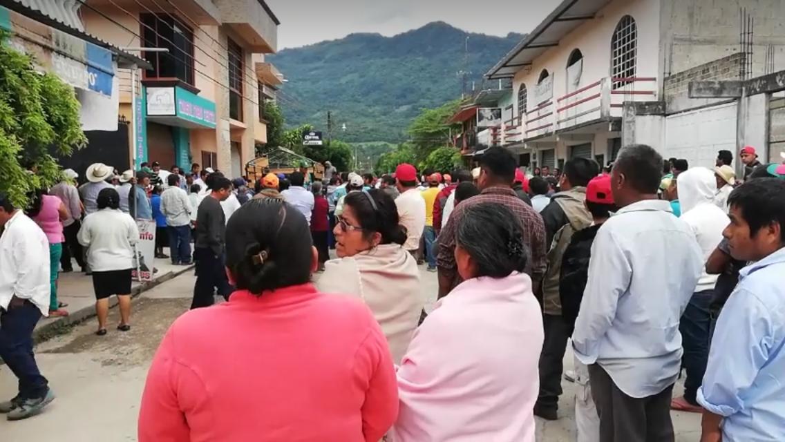 Comunidad en Valle Nacional retiene a funcionaria y escolta del edil; exigen pago de recursos