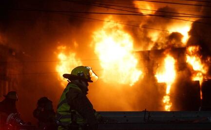 Daños incalculables por incendio en llantera; 5 municipios se suman a bomberos de Oaxaca para sofocarlo
