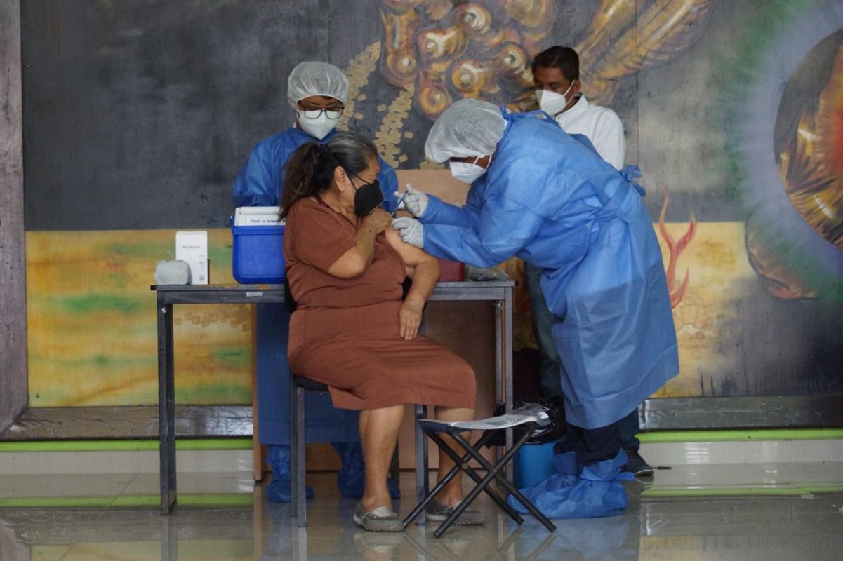 Pese a recibir al menos una dosis de la vacuna, 12 personas han fallecido en Oaxaca por Covid-19