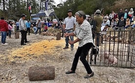 Cortar leña, un concurso añejo de las festividades tradicionales en Ojo de Agua, Tlaxiaco