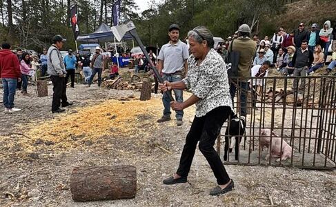 Cortar leña, un concurso añejo de las festividades tradicionales en Ojo de Agua, Tlaxiaco