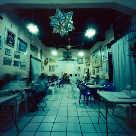 Regina Mejía recorre bares tradicionales “Entre copa y copa”