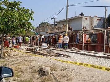 Desalojan a 200 mujeres de mercado de Unión Hidalgo para rehabilitar línea K del tren en Oaxaca