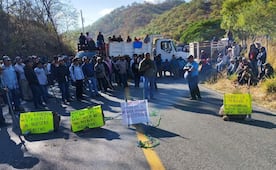 Integrantes de la Unión de Pueblos de Yautepec, Oaxaca bloquean la carretera 190; exigen recursos para obra pública 