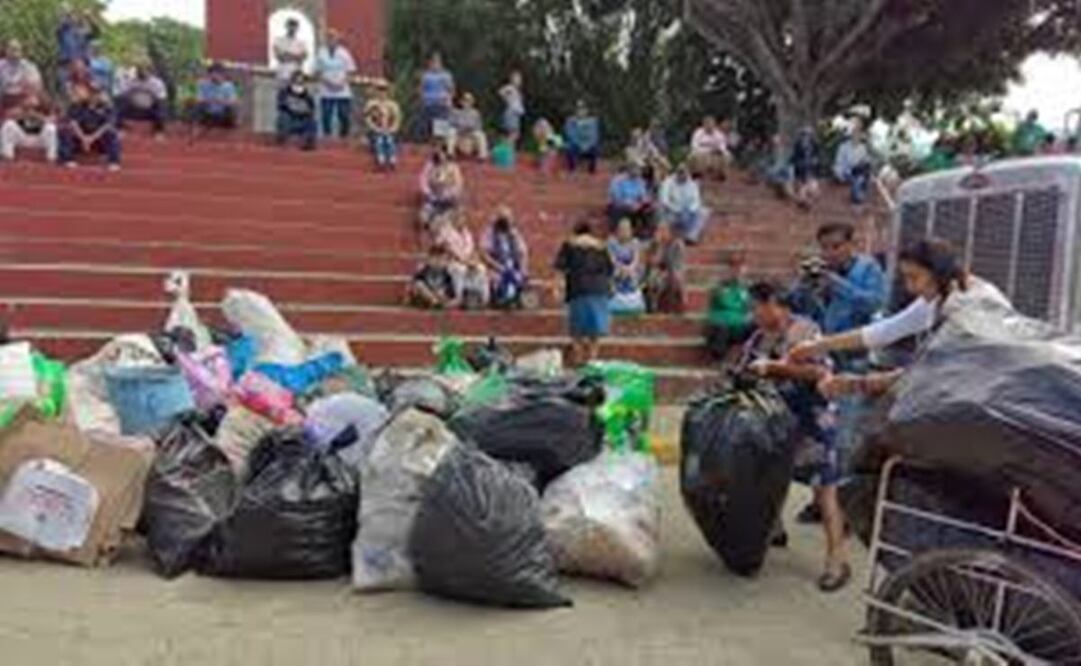 Pobladores arrojan basura frente a la casa del edil de Zaachila, Oaxaca. Foto: Especial