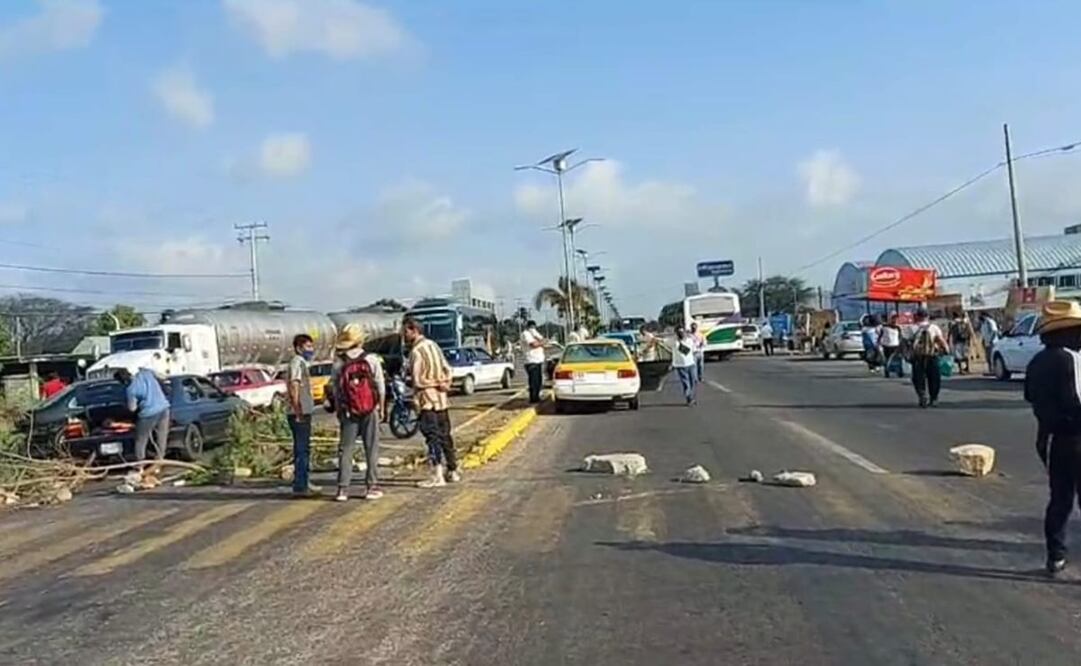 Con segundo día de bloqueos en Salina Cruz, Oaxaca, exigen a edil morenista reconocer a autoridades auxiliares. Foto: Roselia Chaca