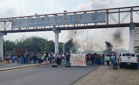 Estudiantes de la UPN Ixtepec, Oaxaca, bloquean carretera para exigir salida de profesor