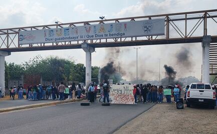 Estudiantes de la UPN Ixtepec, Oaxaca, bloquean carretera para exigir salida de profesor