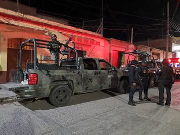 Policía  rocía gas lacrimógeno en riña por reconstrucción de escuela en Tlacolula