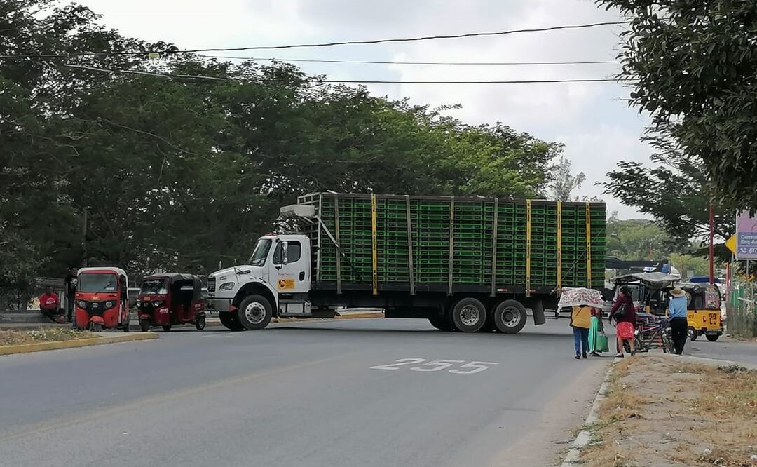 Migrantes varados en Oaxaca exigen reabrir Centro de Movilidad de Juchitán para trasladarse a CDMX. Fotos: Especiales