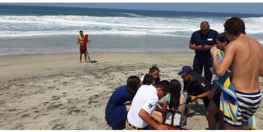 Salvan a dos turistas colombianos de morir ahogados en Zicatela