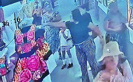 VIDEO: Mujeres arrojan cloro a huipiles del Istmo en un mercado de Juchitán; deudas, la probable causa