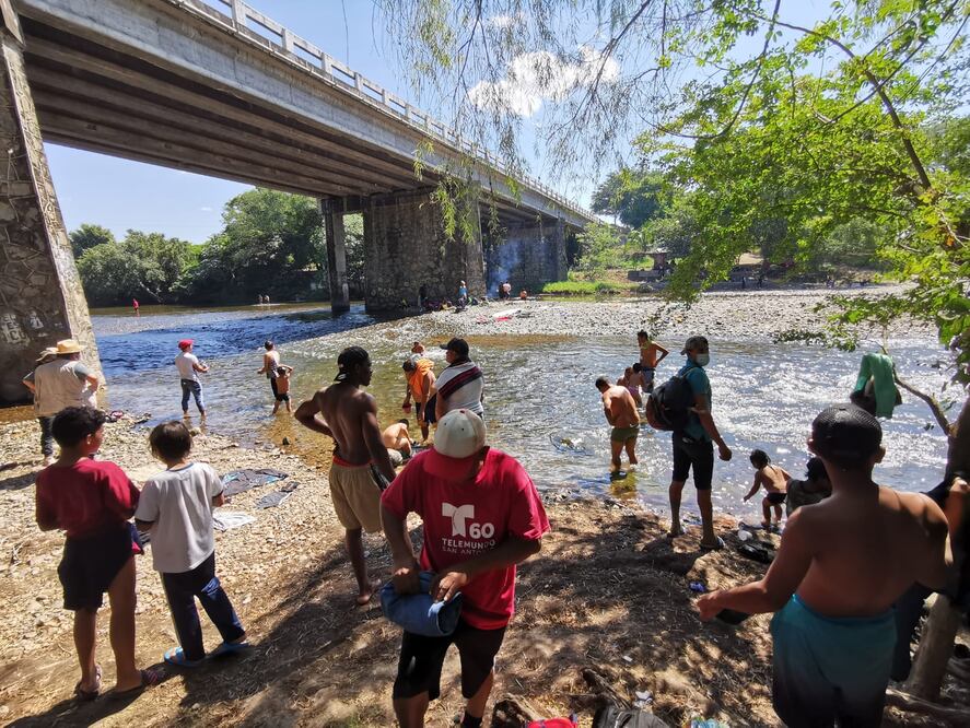 Lentamente, avanza Caravana Migrante por el Istmo de Oaxaca; descansan en Río Ostuta. Foto: Roselia Chaca