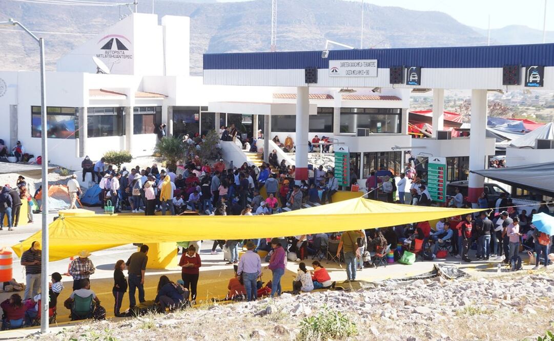 Sección 22 inicia paro laboral de 48 horas en Oaxaca; toma dependencias federales y casetas de peaje. Fotos: Edwin Hernández