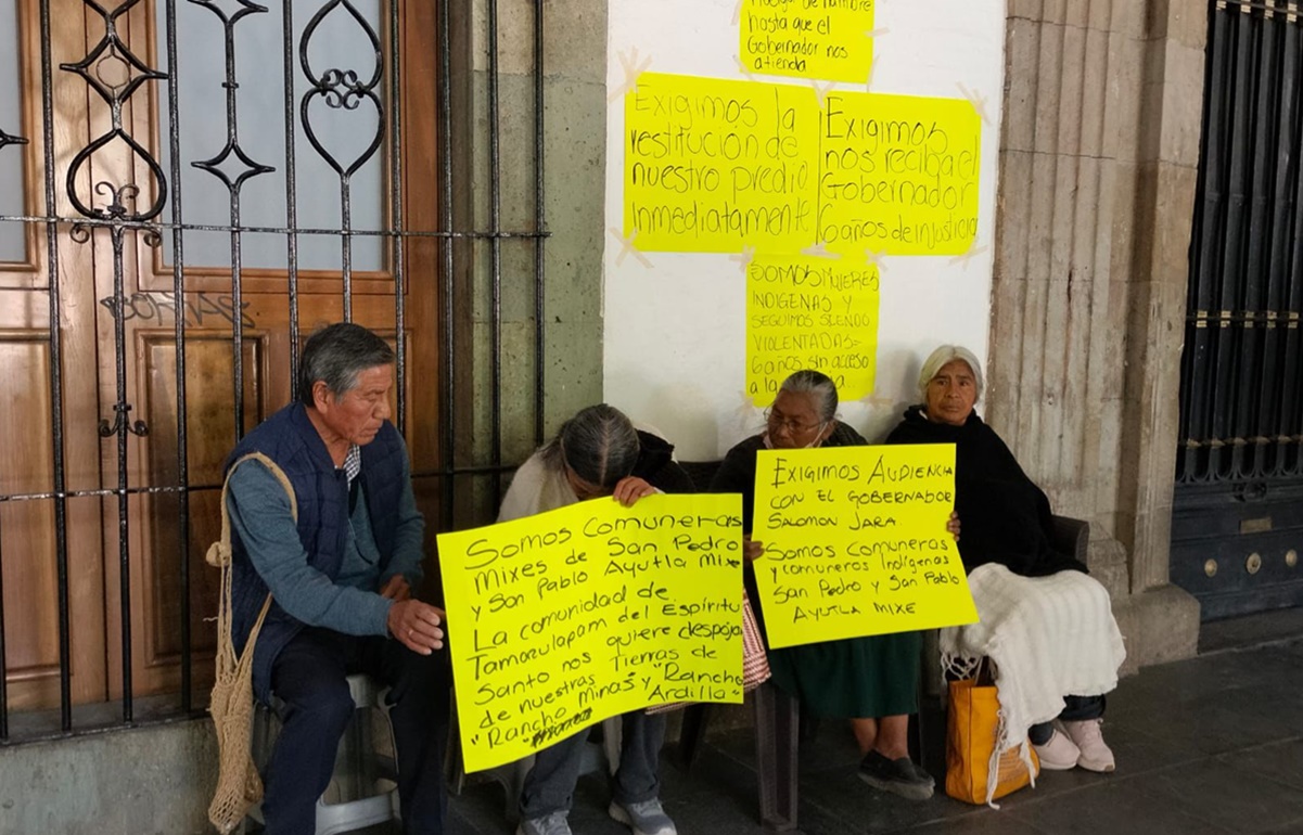Manifestantes cumplen 24 horas frente al Palacio de Gobierno de Oaxaca sin recibir atención. Foto: Especial