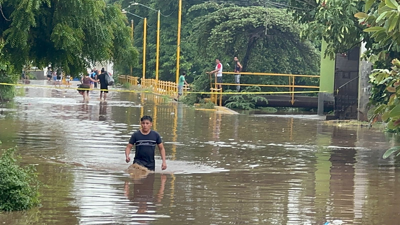 Lluvias de Erick, desbordan ríos, deslavan cerros e inundan partes bajas en municipios del Istmo de Oaxaca