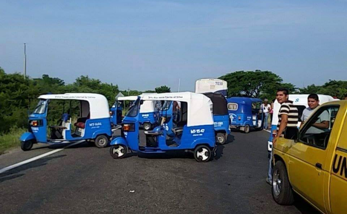 Mototaxistas bloquean la Panamericana en el Istmo; exigen permisos a la Semovi. Foto: Archivo/ EL UNIVERSAL Oaxaca